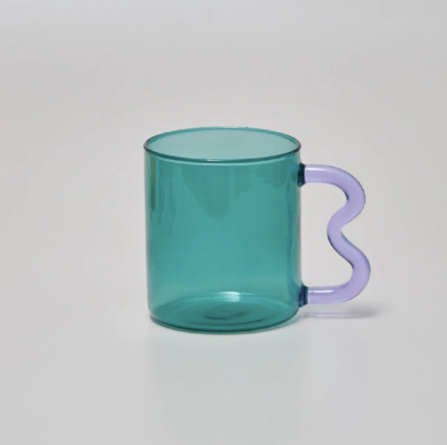 Bunter Glasbecher - Violett mit grünem Griff