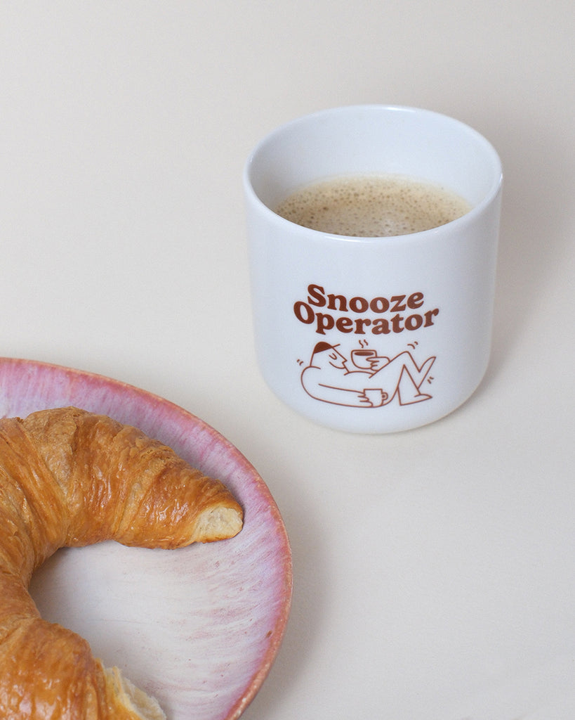 Porzellanbecher "Snooze Operator"