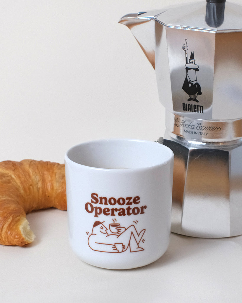 Porzellanbecher "Snooze Operator"